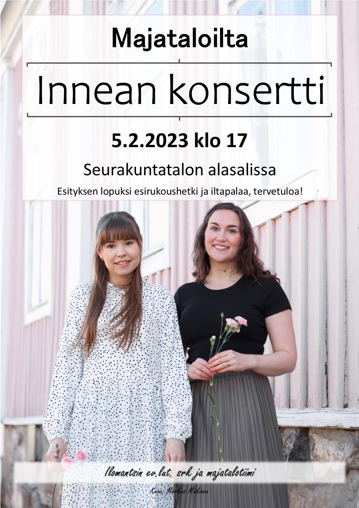 Kaksi naista katsoo kameraan, toisella kukka kädessä