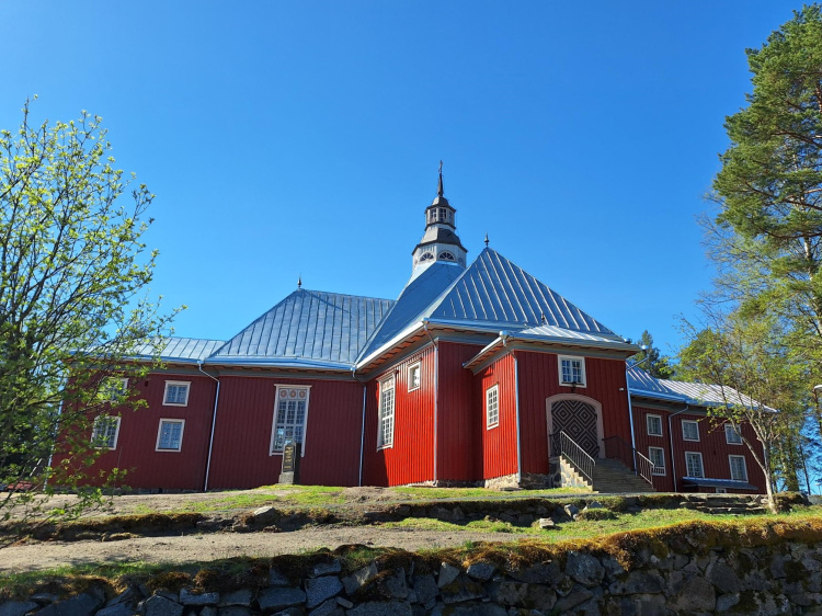 Sadan enkelin kirkko ulkoa kesällä