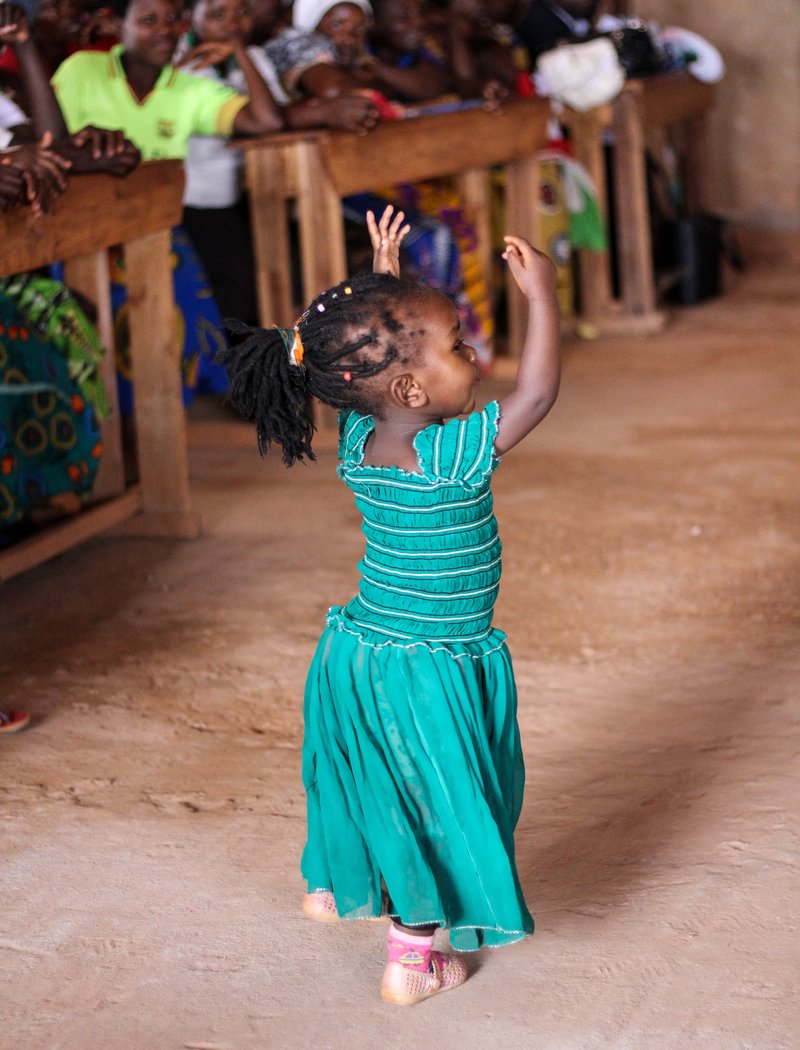 Afrikkalainen pieni tyttö tanssii.