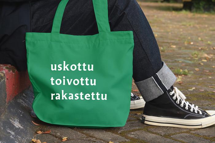Vihreä kassi, jossa lukee teksti 